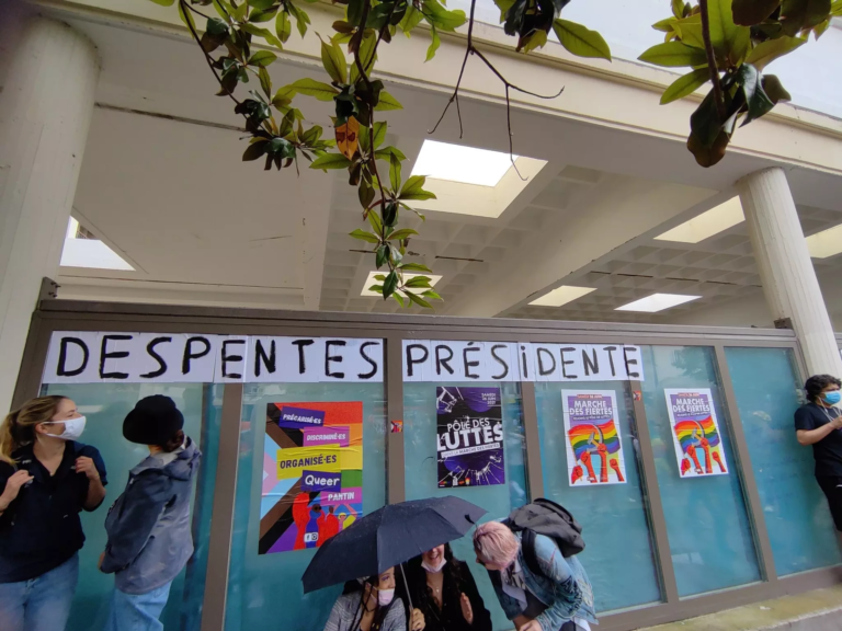 2048px-Marches_des_fiertés_Paris_Ile_de_france_-_20_juin_2021_-_collage_-_despentes_présidente